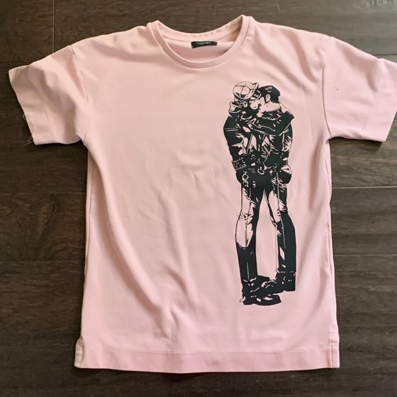 Wov Other - Zara Oversized Heavyweight S T-Shirt with Handprinted LGBTQ Men Embracing Design
